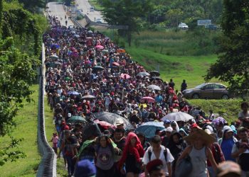 Más de un millar de migrantes arriban en tren a la frontera con EE. UU.