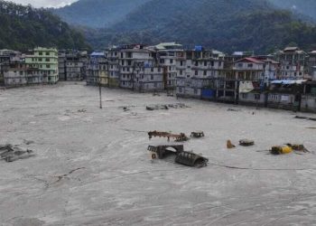 Al menos 56 muertos por el desbordamiento de un lago glaciar en India