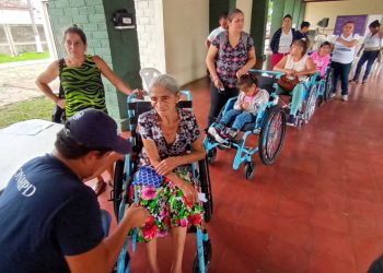 Gobierno entrega sillas de ruedas en Santa Ana