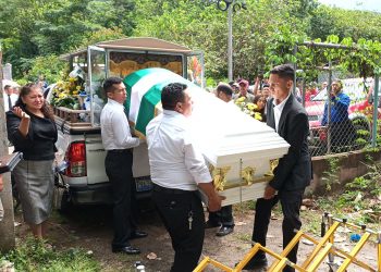Sepultan a víctimas de accidente de autobús en Chirilagua