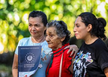 Ministerio de Vivienda entrega escrituras de propiedad a familias de Jiquilisco, Usulután