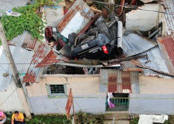 Conductor cae sobre el techo de una vivienda en carretera a los Planes de Renderos
