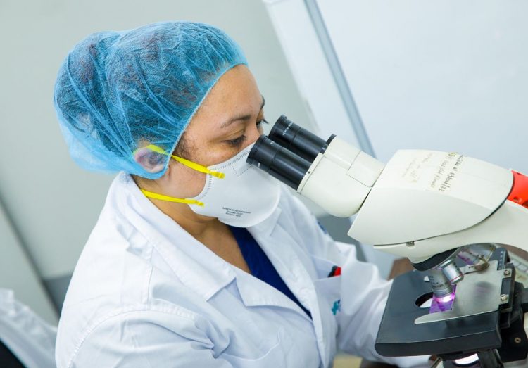 El Gobierno ha equipado unidades de salud con laboratorios clínicos para el desarrollo de análisis de diferente tipo. Foto: Fosalud.