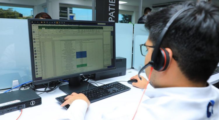 Un aproximado de 50 agentes de atención al cliente reciben las llamadas de los usuarios 24/7. Foto: Sofía Mazariego.