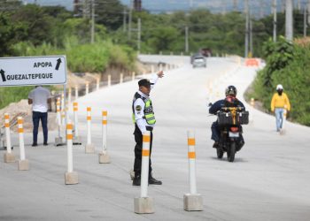 Autoridades habilitan paso en calle paralela al redondel Integración