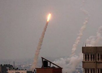Decenas de cohetes lanzados desde la Franja de Gaza a Israel