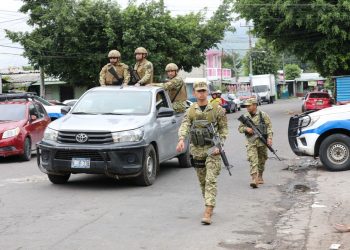 Policías y soldados efectúan registros en viviendas y controles vehiculares en Soyapango y Apopa