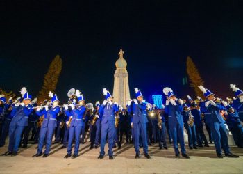 Luces, música y diversión: salvadoreños disfrutan de la renovada Plaza Salvador del Mundo