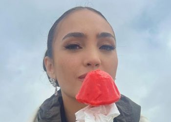 Miss Universo 2022, R’Bonney Nola Gabriel, disfrutó de la paleta de sombrillita en la cima del volcán de Santa Ana