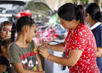 Gobierno salvadoreño dispone esquemas de vacunación para niños valorados en más de $1,000