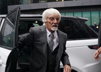 Condenado por fraude fiscal, expatrón de la F1 Bernie Ecclestone se salva de la cárcel