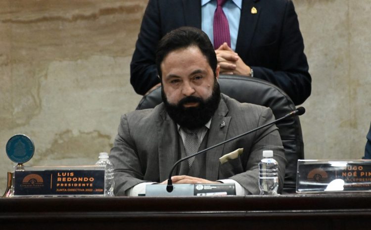 El presidente del Congreso, Luis Redondo dio declaraciones ante los medios hondureños esta mañana. Fot AFP.
