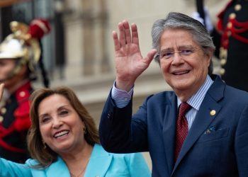 Presidente de Ecuador condecora a embajador chino por fomentar relaciones bilaterales
