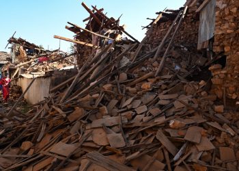 Más de 130 muertos por un sismo en Nepal