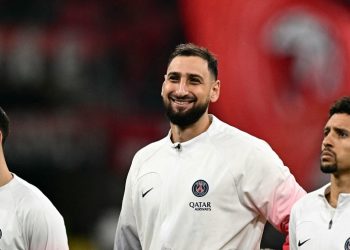 Aficionados del Milán reciben a Donnarumma con una «lluvia» de billetes