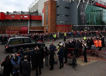 Miles de personas despiden a Bobby Charlton en las calles de Mánchester