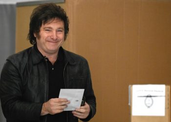 Argentina busca una salida a la crisis en reñidas presidenciales entre Milei y Massa