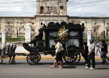 Ricos y pobres comparten tradición de carruajes fúnebres en Nicaragua