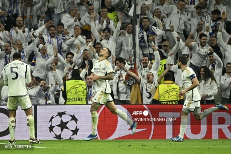 El delantero madridista Joselu (C) celebra con  su afición el triunfo conseguido ante el Nápoles y el pase a la ronda de octavos. Fotos/AFP