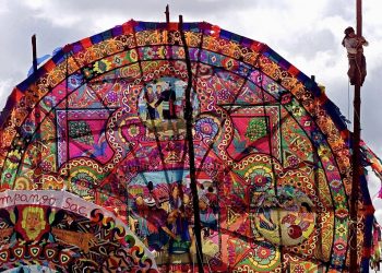 Con flores, comida y aguardiente, los guatemaltecos honran a sus muertos
