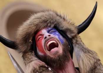 El «chamán QAnon», ícono de invasión del Capitolio, se postula al Congreso de EE. UU.