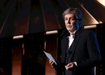 Paul McCartney ofrece sorpresivo concierto para 300 fanáticos en Brasil