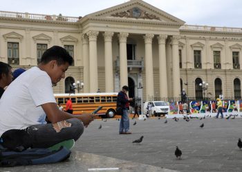Salvadoreños cuentan con internet en espacios públicos