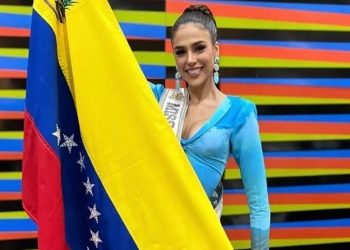 Miss Venezuela lució espectacular vestido con estampado del Centro Histórico a su llegada a El Salvador
