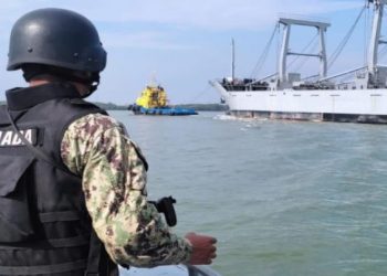 Armada de Ecuador localiza semisumergible con posible droga en islas Galápagos