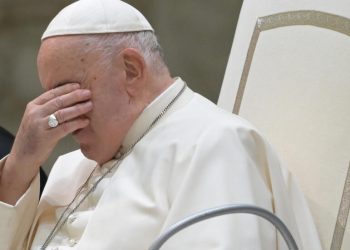 El papa, con dificultades para respirar y debilitado por una gripe