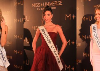 Concursantes de Miss Universo vivieron una alfombra roja llena de brillo y glamour