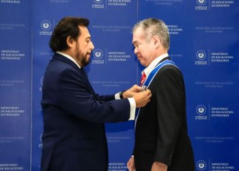 En representación del Gobierno, el vicepresidente Félix Ulloa entregó la Orden Nacional José Matías Delgado al embajador de Japón