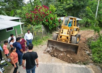 Obras Municipales inicia asfaltado de la calle a playa Poza Verde en La Paz