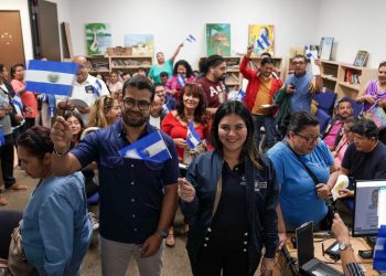 Autoridades destacan masiva afluencia de salvadoreños en consulados para tramitar su DUI