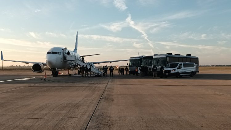Las deportaciones se llevan a cabo en un aeropuerto privado en Texas. Foto Nancy Salguero.