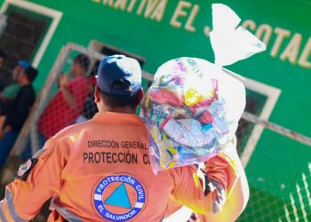 Pescadores de El Jocotal reciben ayuda