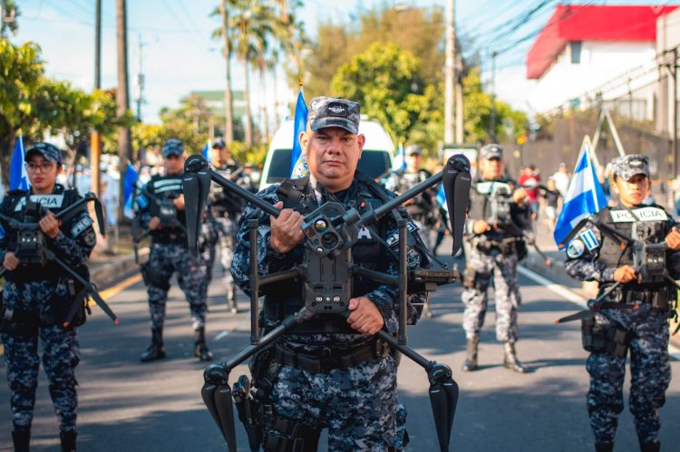 Hay equipos
de militares
y policías
que han sido
capacitados
para usar
drones.