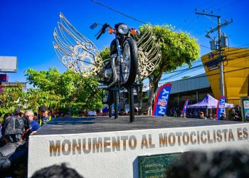 Asociaciones de motociclistas develan Monumento al Motociclista Caído
