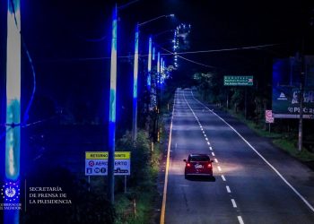 El MOP instala luminarias LED y postes traslúcidos en autopista a Comalapa