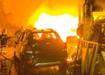 Bomberos atiende fuerte incendio en taller ubicado en bulevar Venezuela, San Salvador