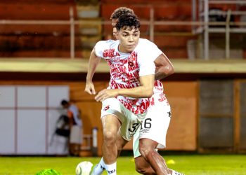 Leo Menjívar fue titular por primera vez en Alajuelense y fue elegido el mejor del partido