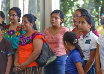 Nahuablantes fueron atendidos en su lengua durante su visita en la Biblioteca Nacional de El Salvador