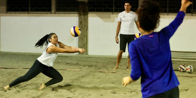 Las duplas nacionales se preparan de cara al Tour NORCECA de voleibol de playa a desarrollarse aquí  del 8 al 10 de diciembre. Fotos/INDES