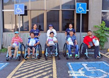 El Conaipd entrega sillas de ruedas a personas con discapacidad en La Paz