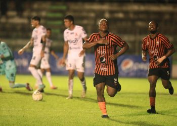 Carlos Salazar, delantero de Águila: «Me ha tocado anotar muchos goles y estoy contento porque uno de delantero vive de los goles»
