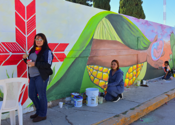 Salvadoreña crea mural en México