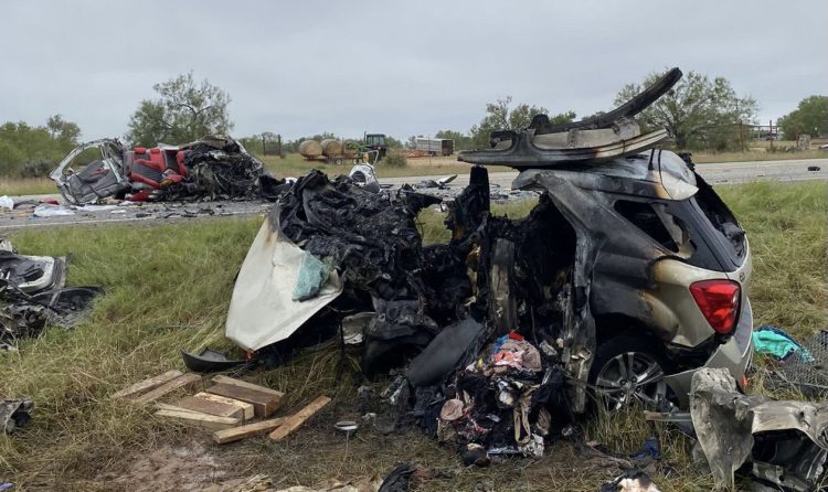 En llamas. El impacto entre ambos vehículo provocó que los automóviles fueran consumidor por las llamas.