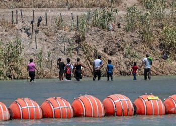 Hallan nueve cadáveres en el río Bravo tras instalación de boyas en Texas