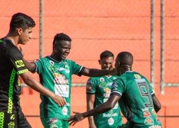 Dragón desplumó a los pericos de Santa Tecla con paliza de 4-0