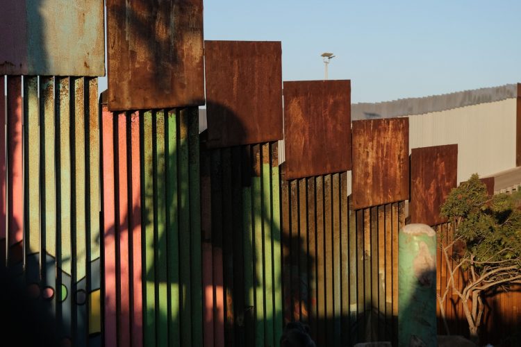 Barrera. Son 32 kilómetros de valla más las que serán edificadas. Foto AFP.